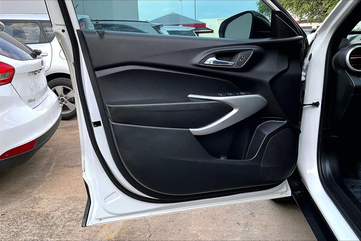 Used 2024 Chevrolet Trax RS w/ Sunroof Package FWD image 22