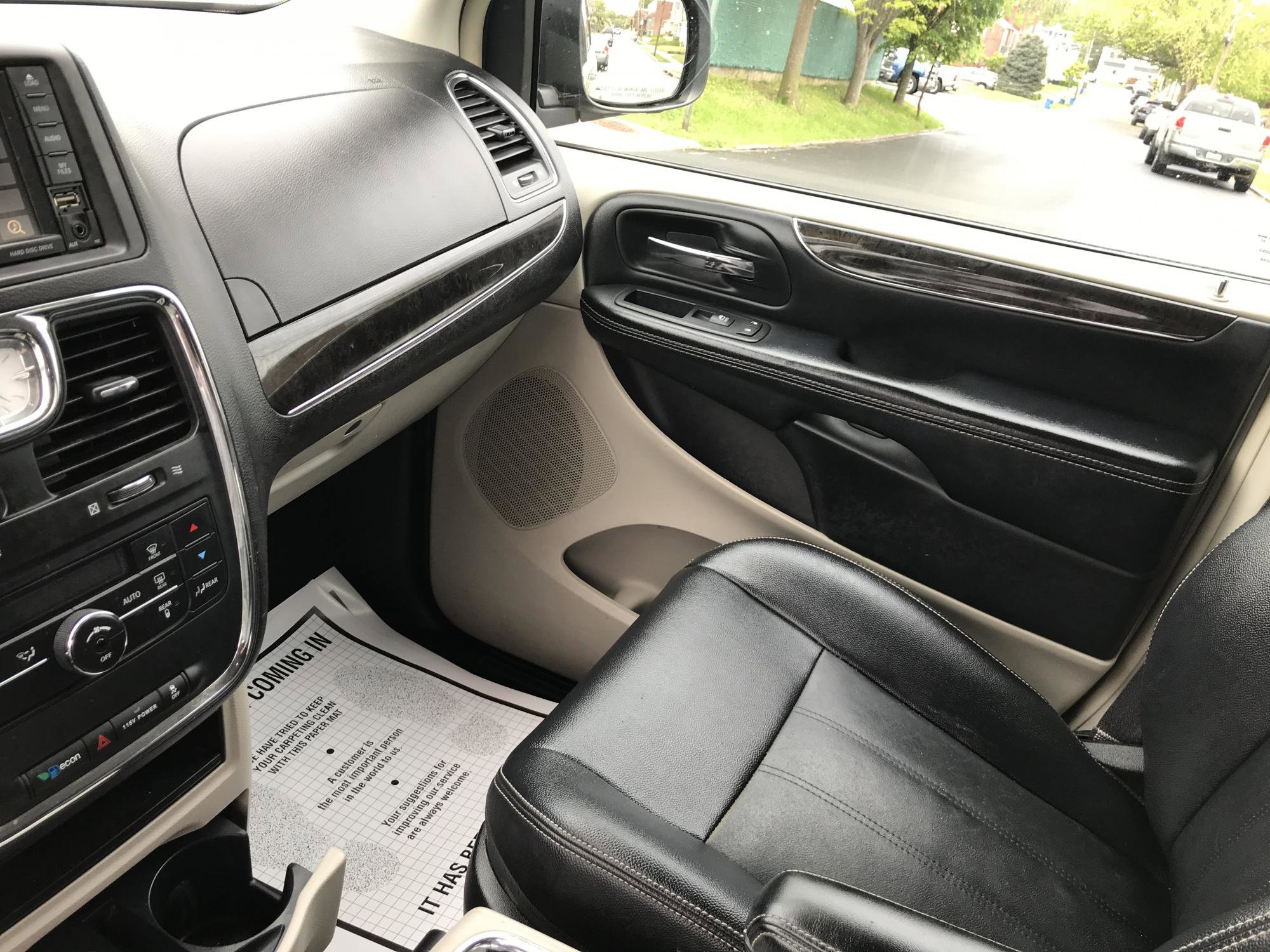 Used 2016 Chrysler Town & Country Touring FWD image 16