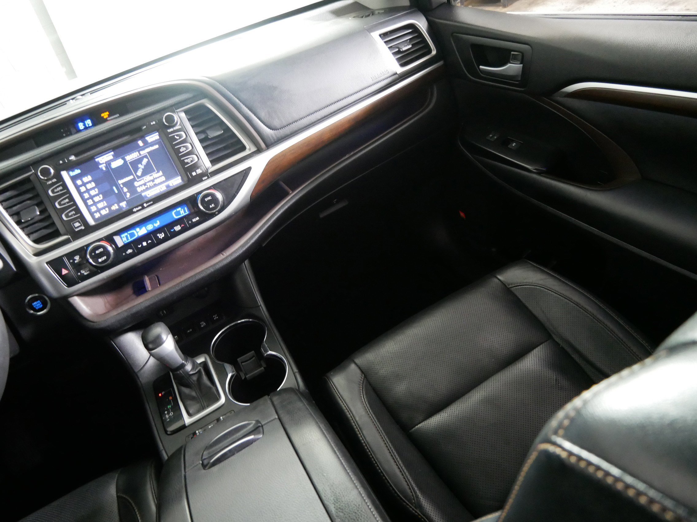 Used 2015 Toyota Highlander Limited Platinum AWD/4WD image 11