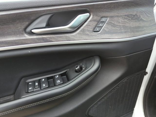 Used 2023 Jeep Grand Cherokee Limited w/ Luxury Tech Group II image 17