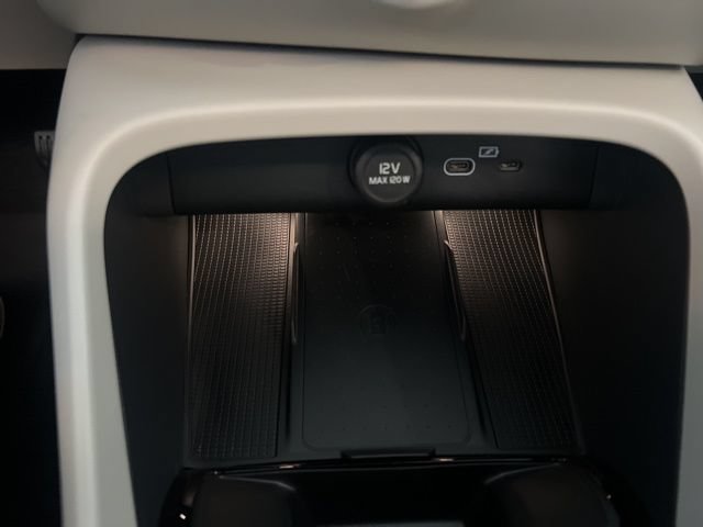 New 2026 Volvo XC40 B5 Ultra w/ Climate Package AWD/4WD image 13