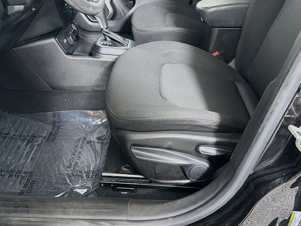 Used 2023 Jeep Renegade Latitude AWD/4WD image 19