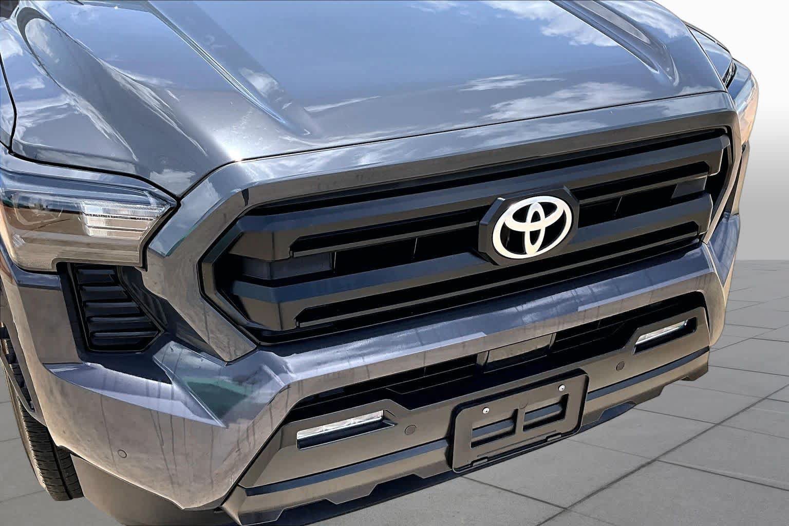 Used 2025 Toyota Tacoma SR5 w/ SR5 Upgrade Package AWD/4WD image 29