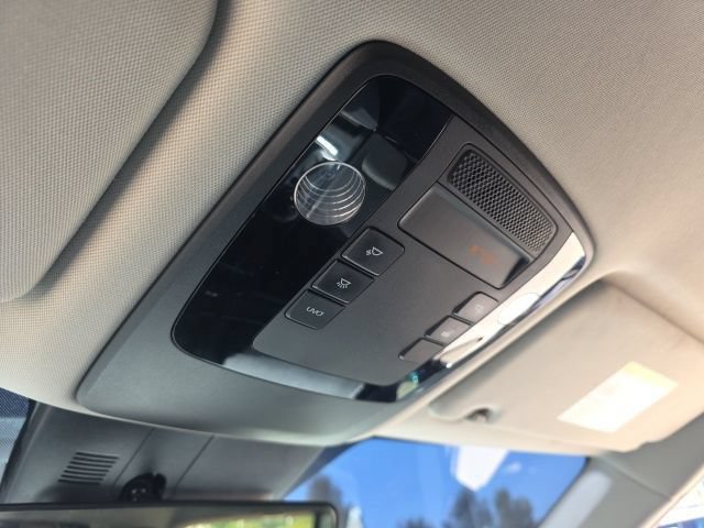 Used 2022 Kia Carnival EX FWD image 21