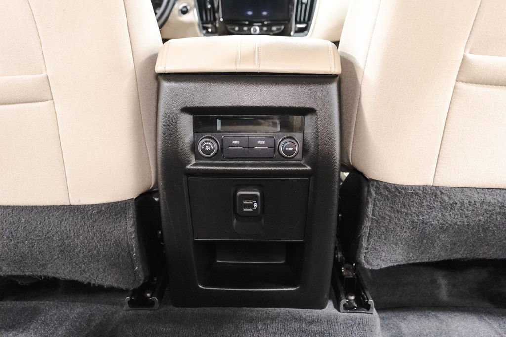 Used 2023 Chevrolet Traverse LT FWD image 32