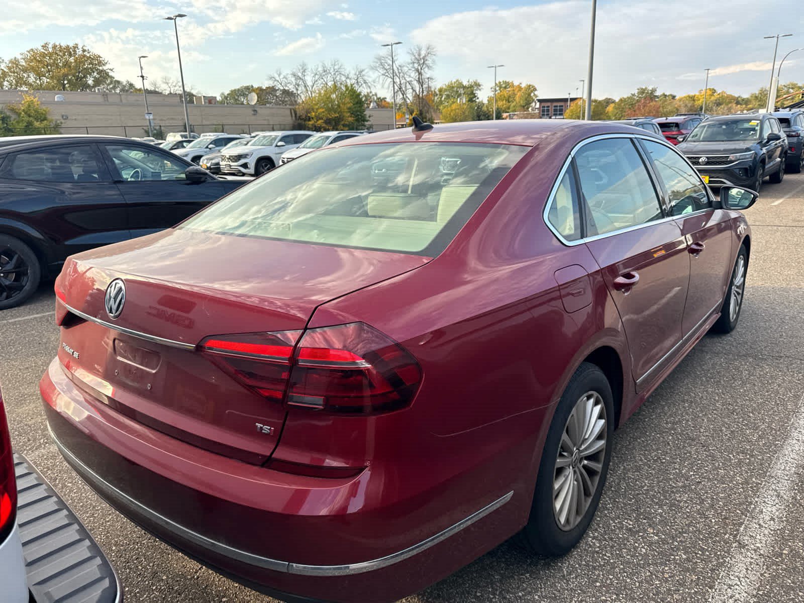 Used 2017 Volkswagen Passat 1.8T SE w/ SE Lighting Package FWD image 3