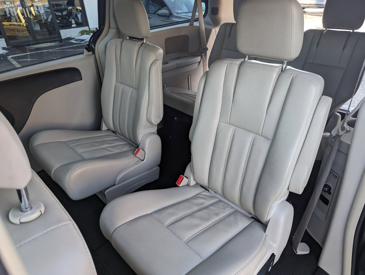 Used 2013 Chrysler Town & Country Touring image 44