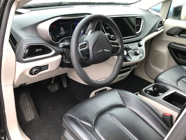 Used 2024 Chrysler Pacifica Select FWD image 4