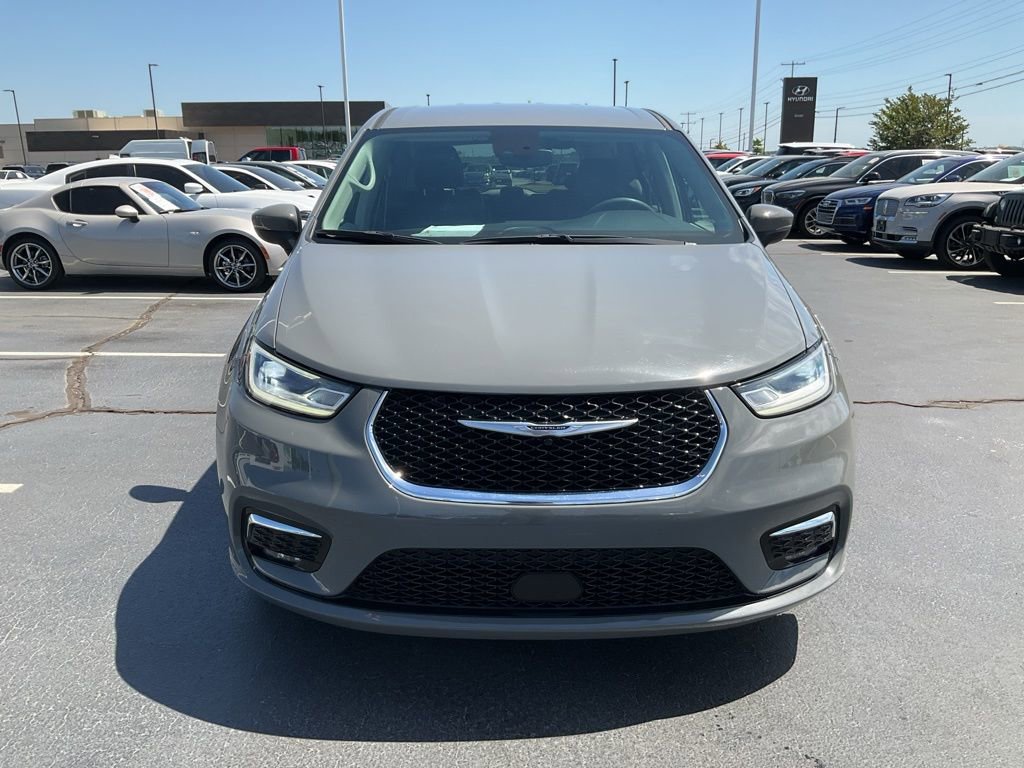 Used 2023 Chrysler Pacifica Touring-L image 21