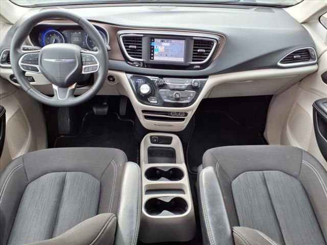 Used 2022 Chrysler Voyager LX FWD image 17