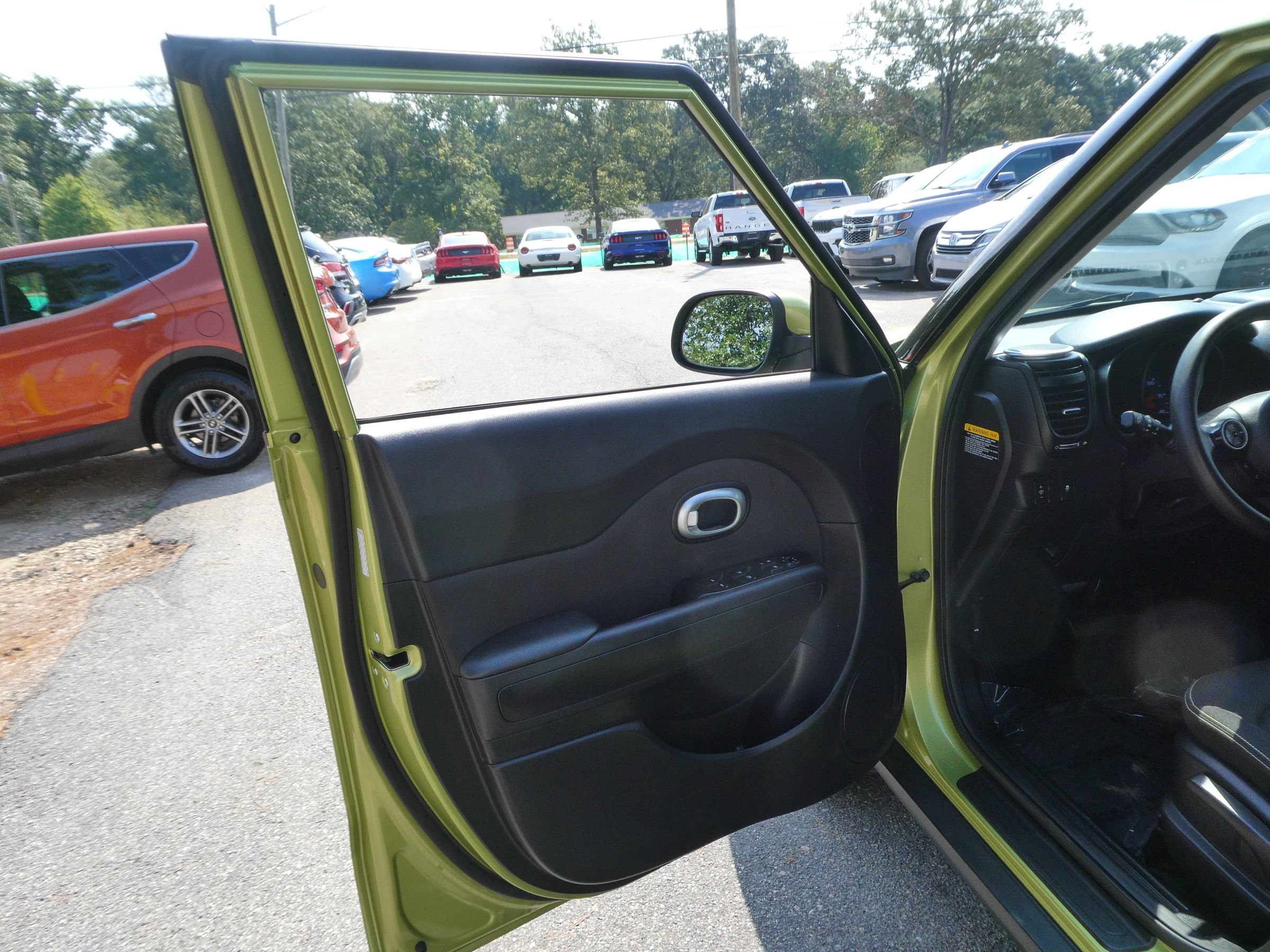 Used 2016 Kia Soul + FWD image 11