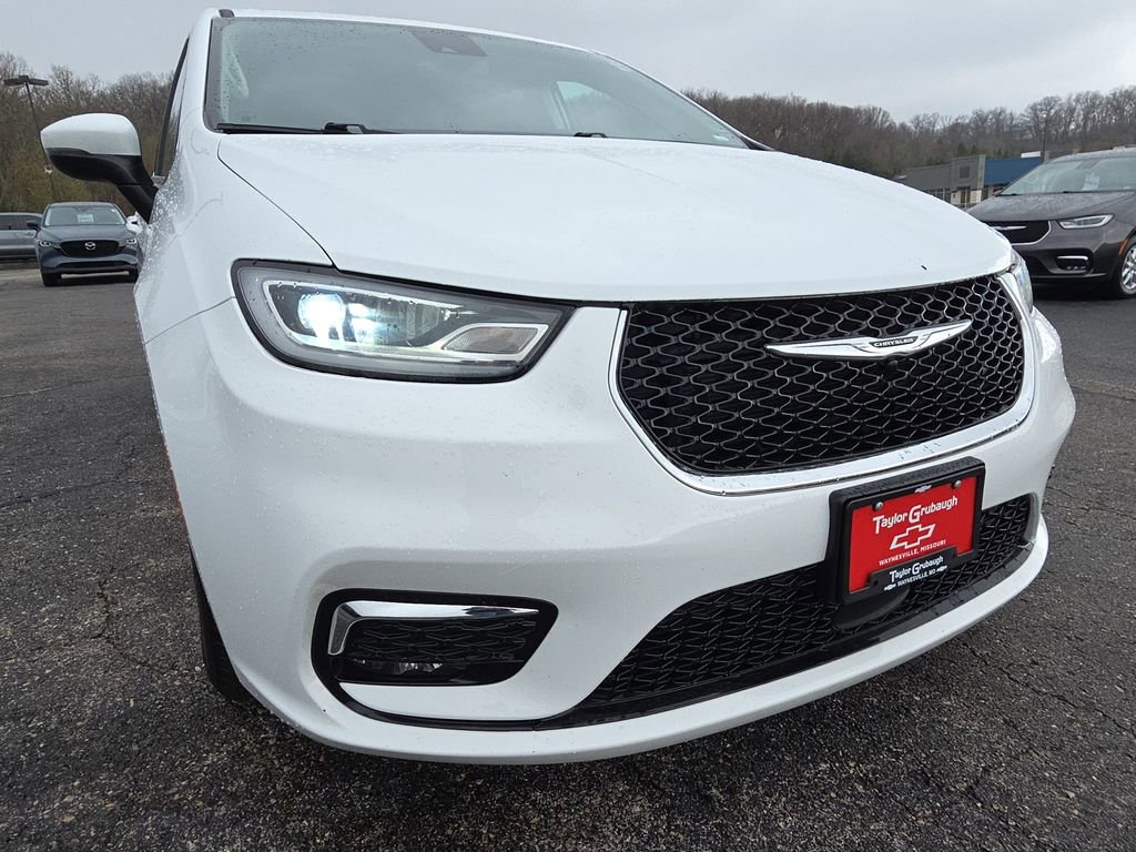 Used 2023 Chrysler Pacifica Touring-L image 11