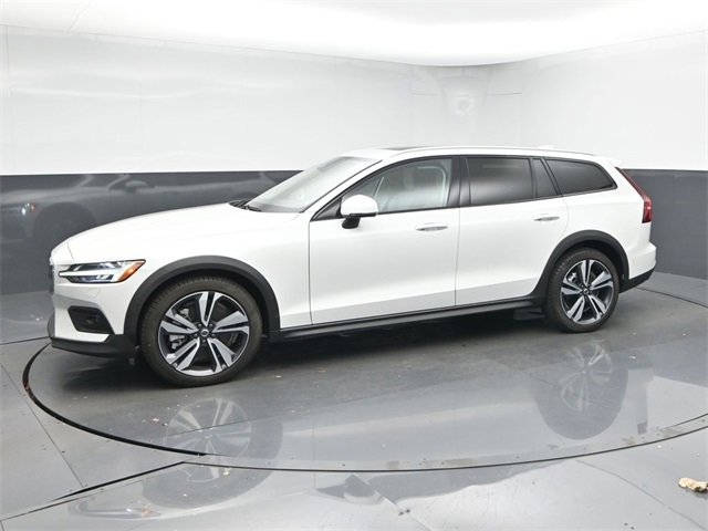Used 2024 Volvo V60 B5 Cross Country Plus image 4