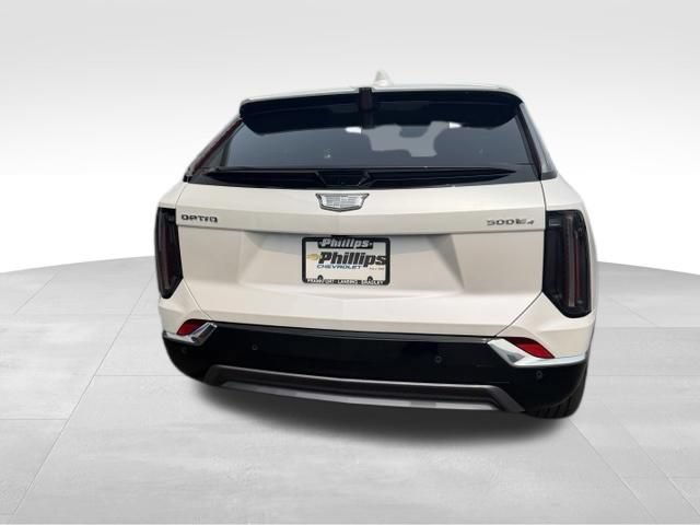 Certified 2025 Cadillac Optiq Luxury 2 w/ LPO, Floor Liner Package AWD/4WD image 11