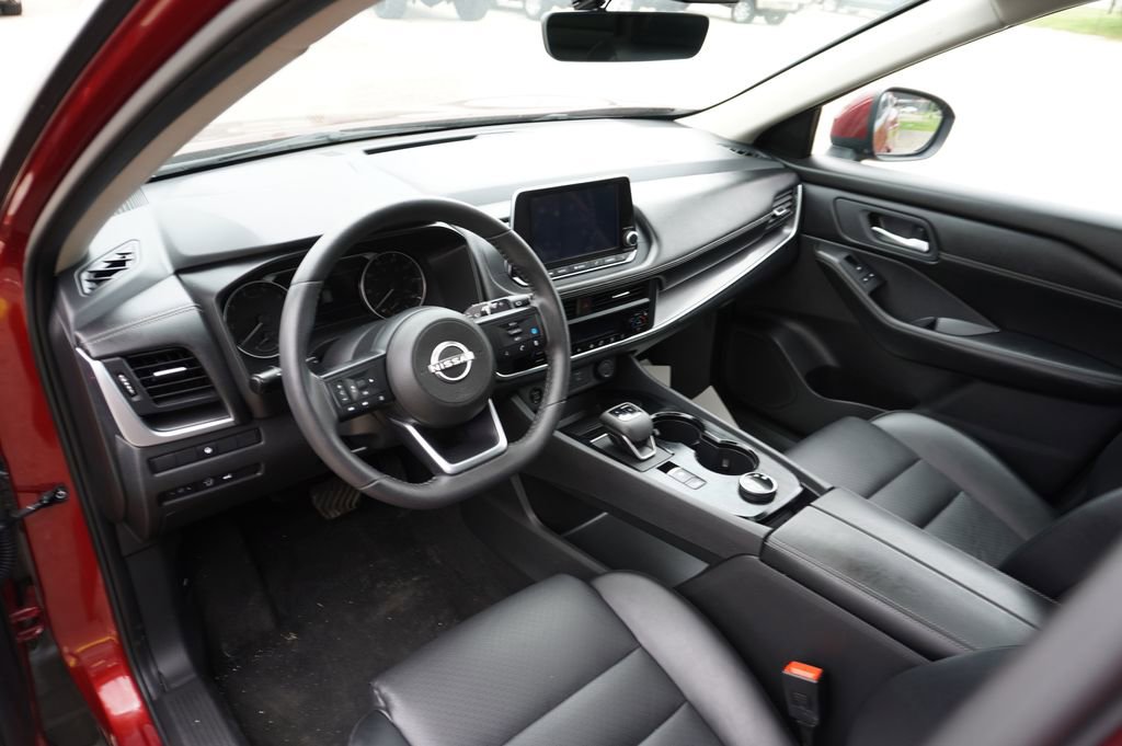 Used 2024 Nissan Rogue SV w/ SV Premium Package AWD/4WD image 3