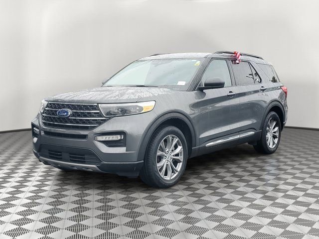 Certified 2022 Ford Explorer XLT w/ Equipment Group 202A image 3
