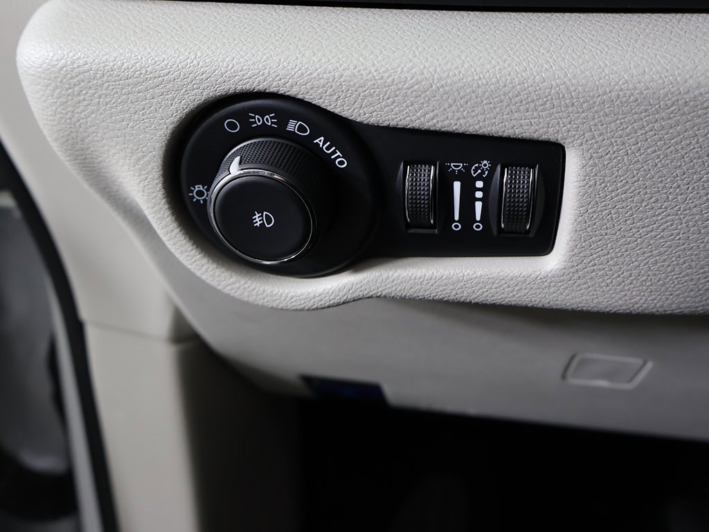 Used 2024 Chrysler Pacifica Touring-L image 37