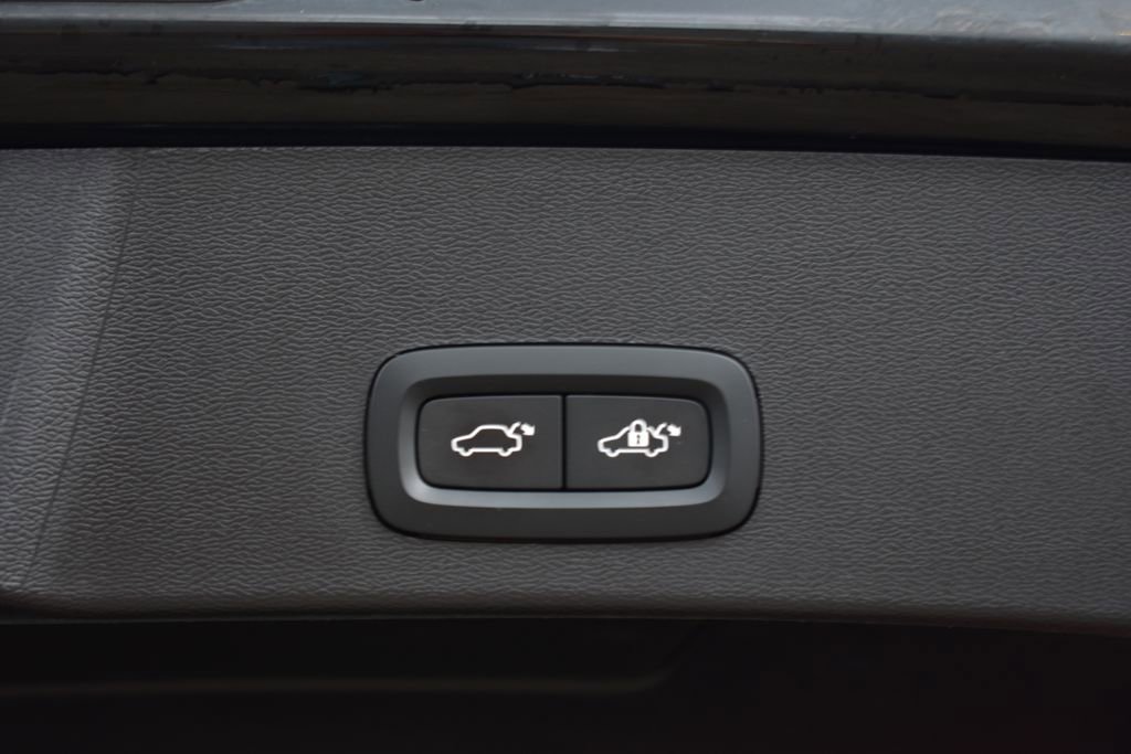 Used 2023 Volvo XC40 B5 Plus image 26