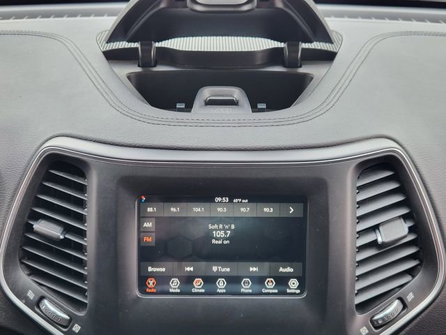 Certified 2019 Jeep Cherokee Latitude w/ Popular Appearance Group image 17