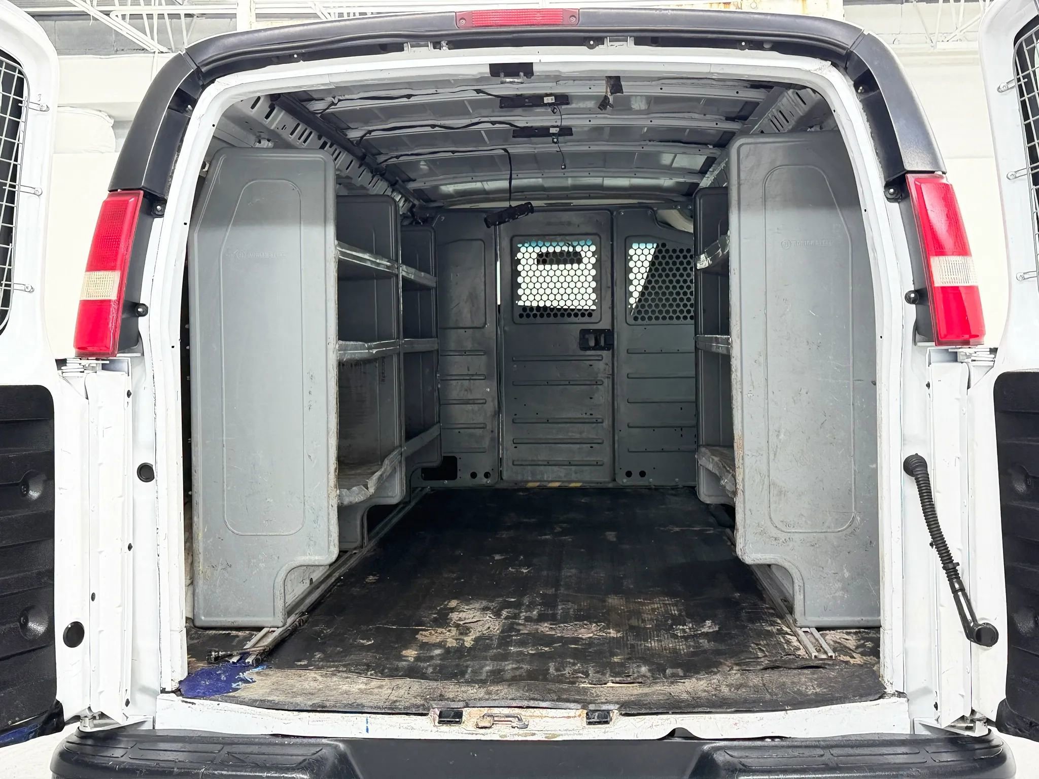Used 2018 Chevrolet Express 3500 Extended w/ Driver Convenience Package RWD image 23