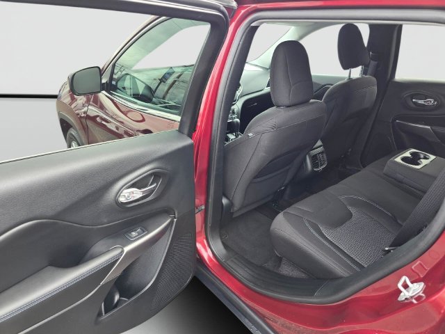 Used 2019 Jeep Cherokee Latitude w/ Popular Appearance Group FWD image 15