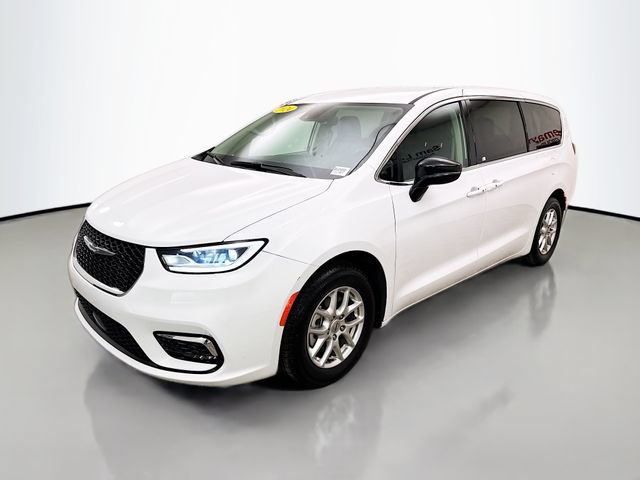 Used 2024 Chrysler Pacifica Touring-L FWD image 3