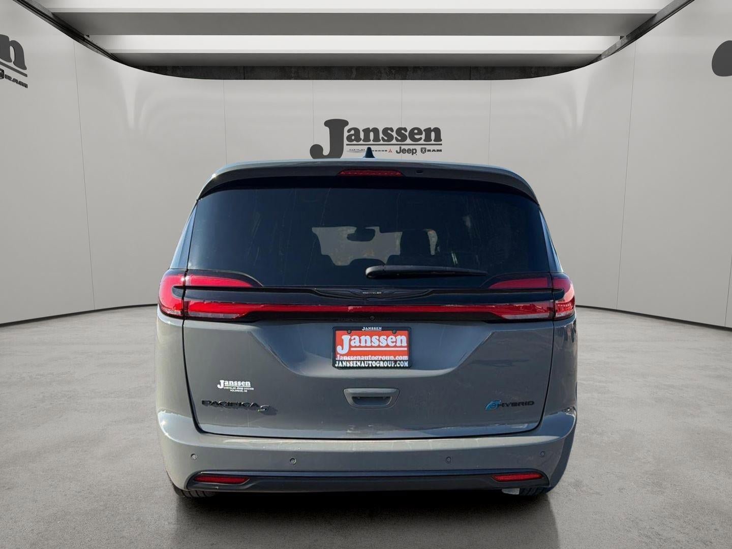Used 2023 Chrysler Pacifica Touring-L w/ S Appearance Package FWD image 3