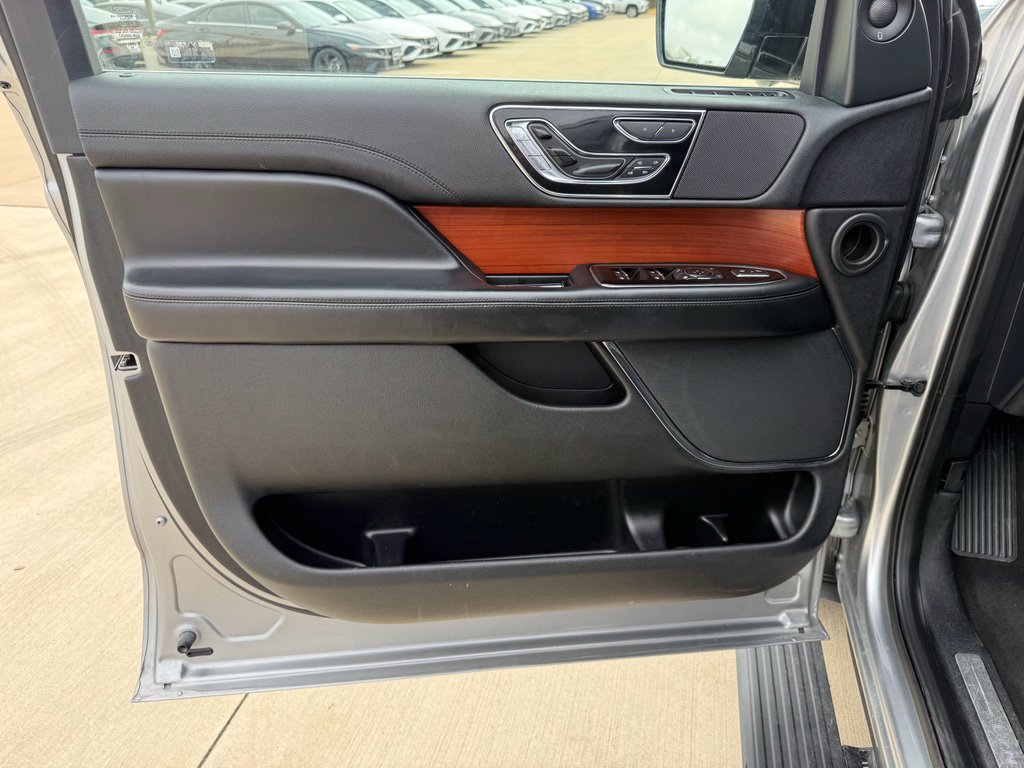Used 2020 Lincoln Navigator Reserve image 9