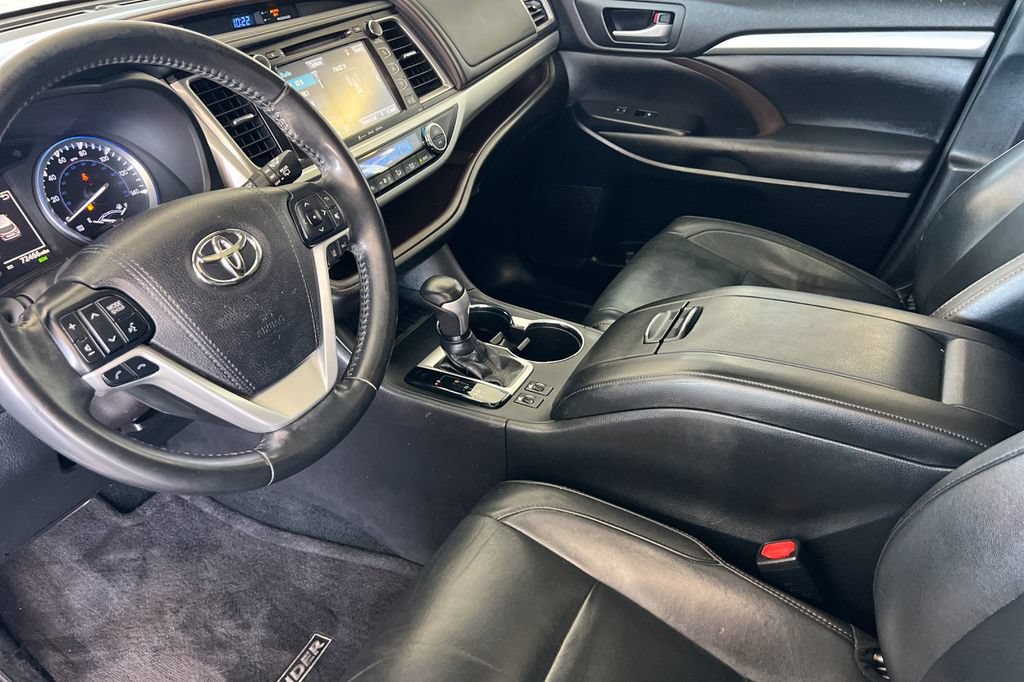 Certified 2018 Toyota Highlander XLE w/ Carpet Mat Package (TMS) FWD image 12