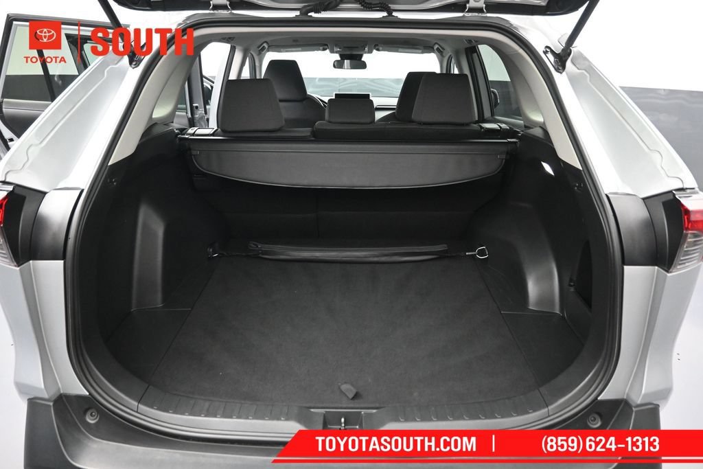 Used 2025 Toyota RAV4 XLE AWD/4WD image 27