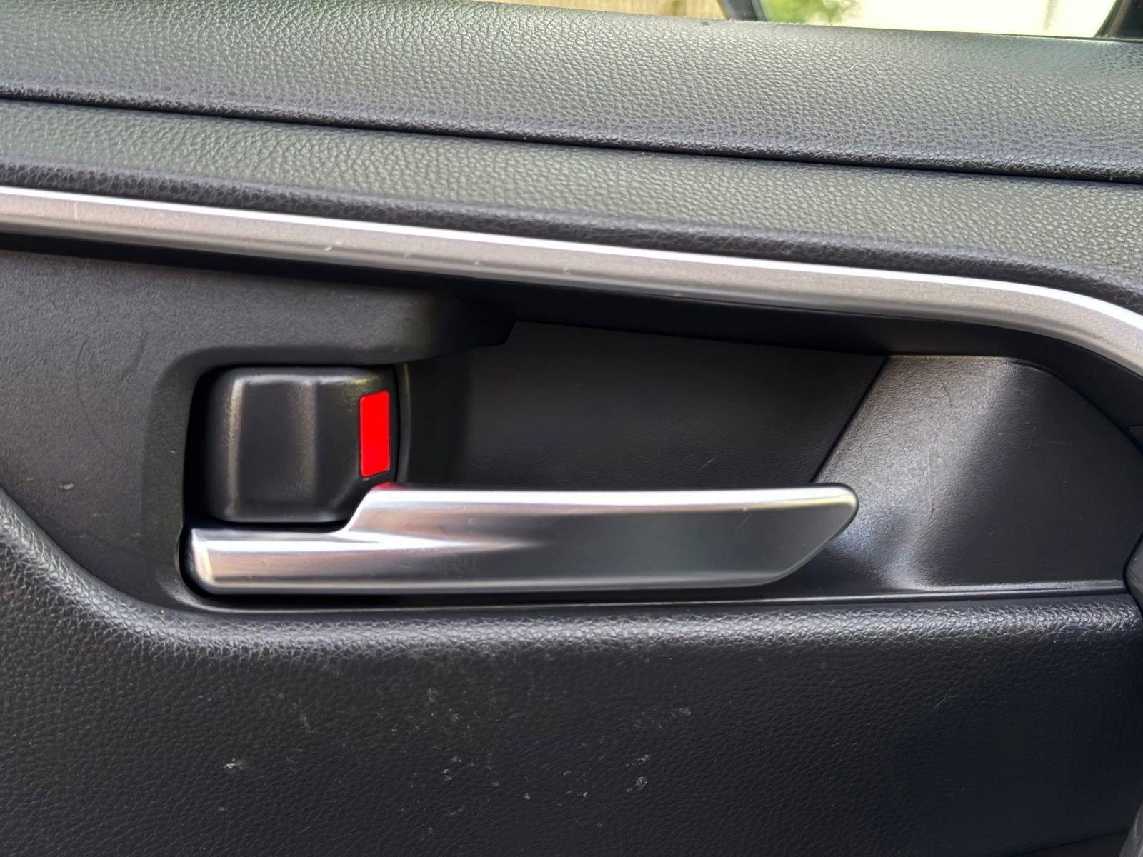 Used 2019 Toyota RAV4 XLE w/ Convenience Package FWD image 25