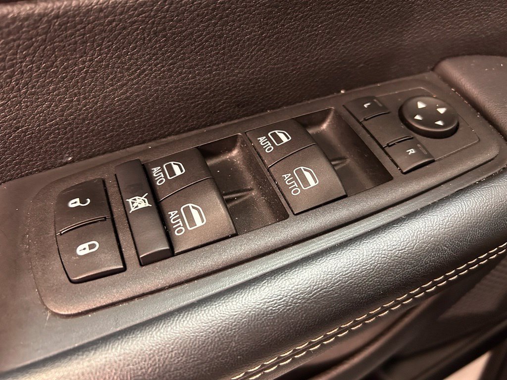 Used 2025 Chrysler Pacifica Select FWD image 11