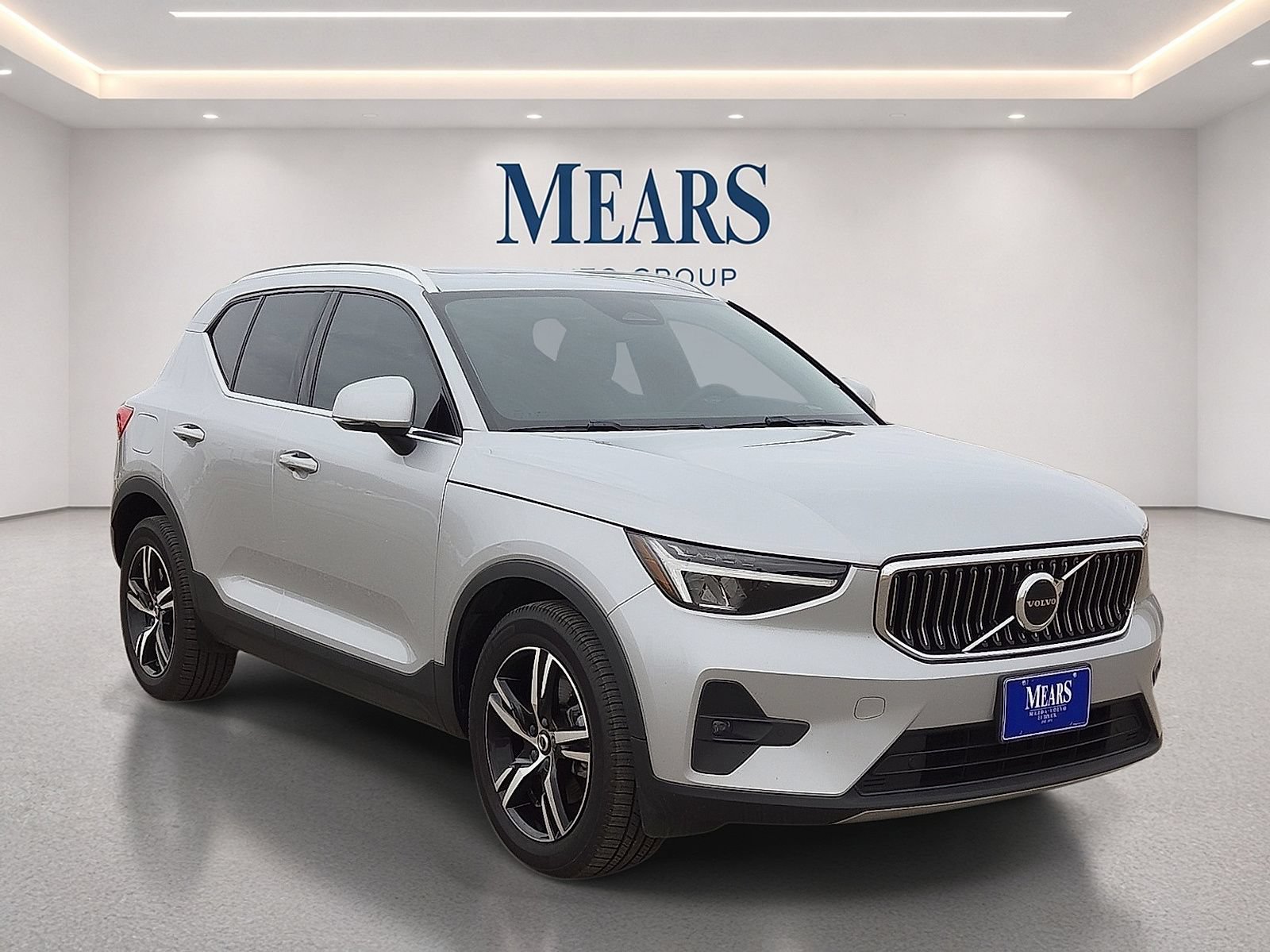 Used 2023 Volvo XC40 B5 Plus AWD/4WD image 8