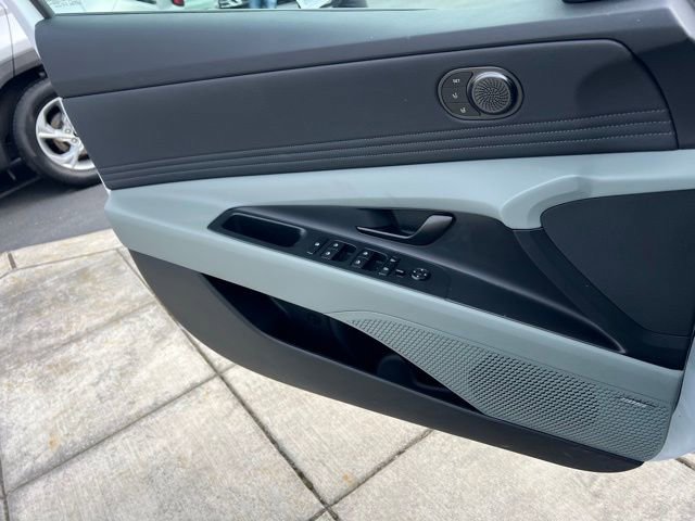 Certified 2025 Hyundai Elantra Limited image 18