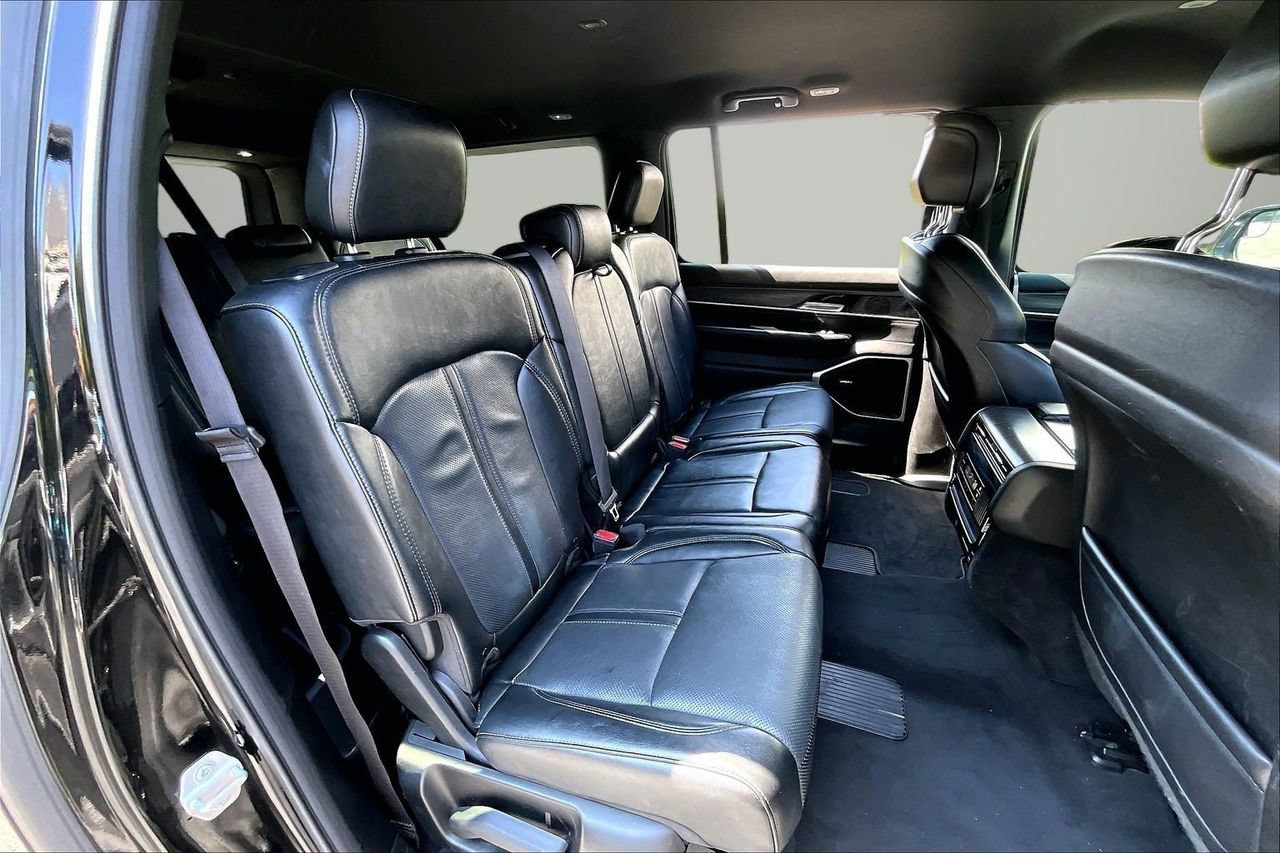 Certified 2024 Jeep Wagoneer L Series II w/ Flexible Seating Group AWD/4WD image 22