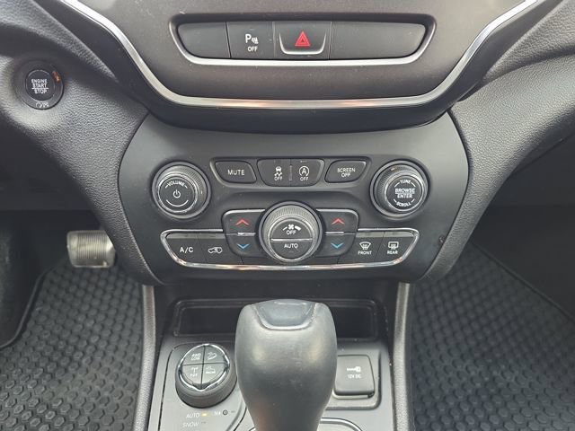 Used 2019 Jeep Cherokee Trailhawk w/ Cold Weather Group image 18