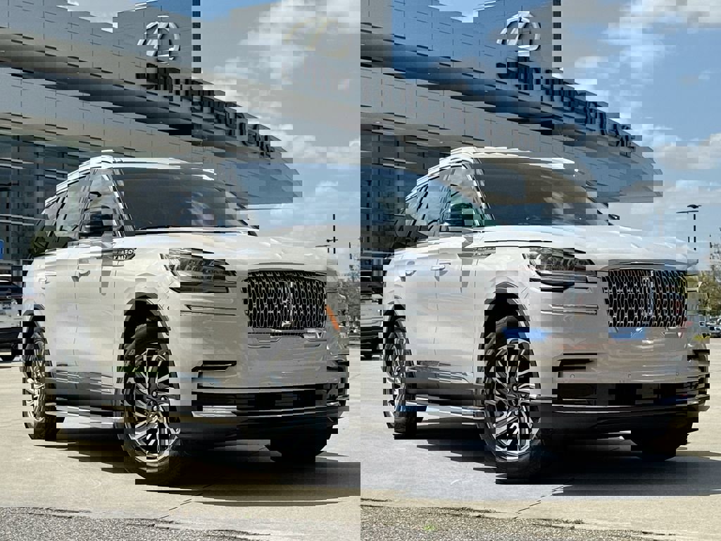 Used 2023 Lincoln Aviator AWD w/ Class IV Trailer Tow Package image 2