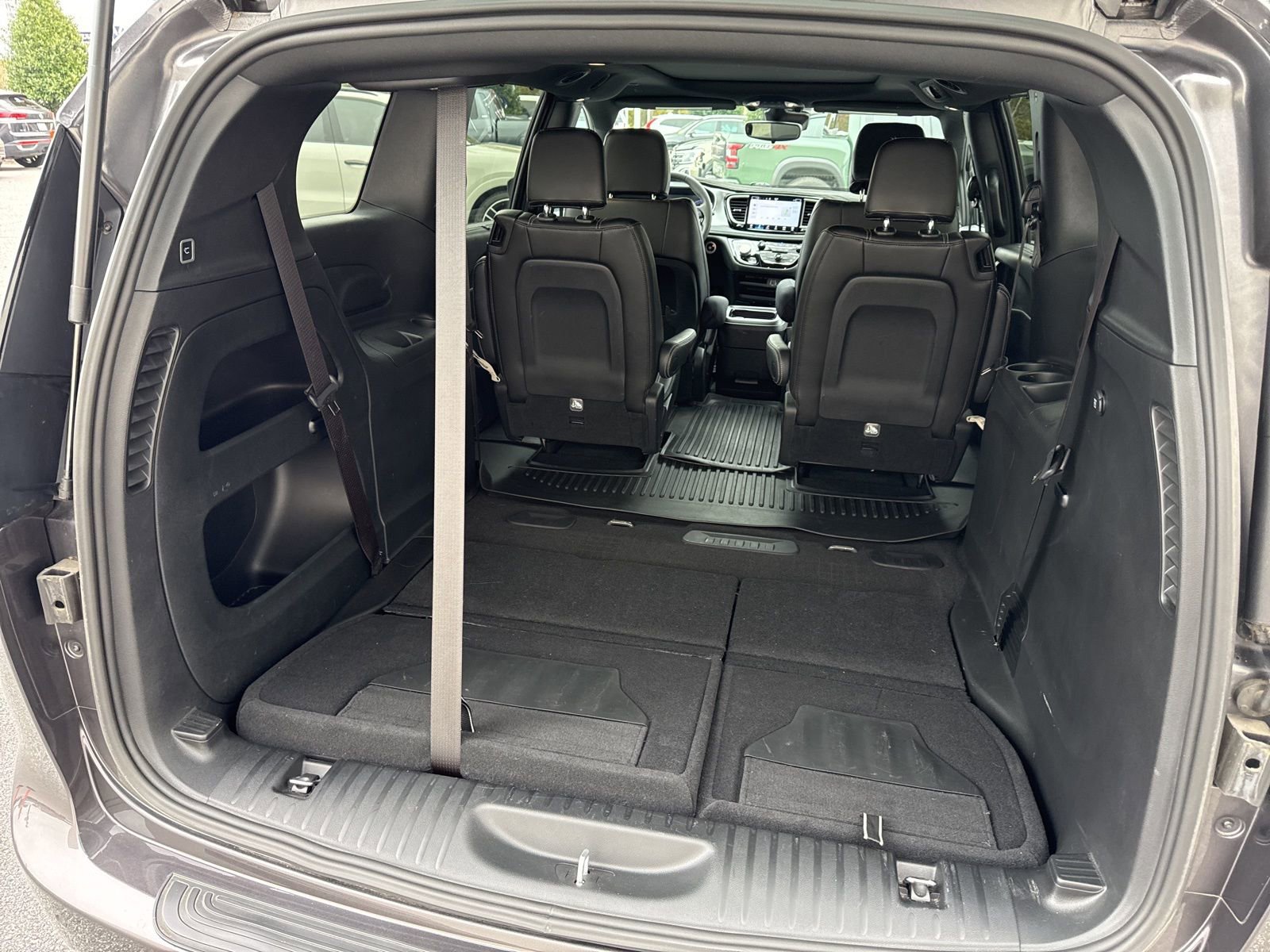 Used 2023 Chrysler Pacifica Touring-L w/ S Appearance Package image 11