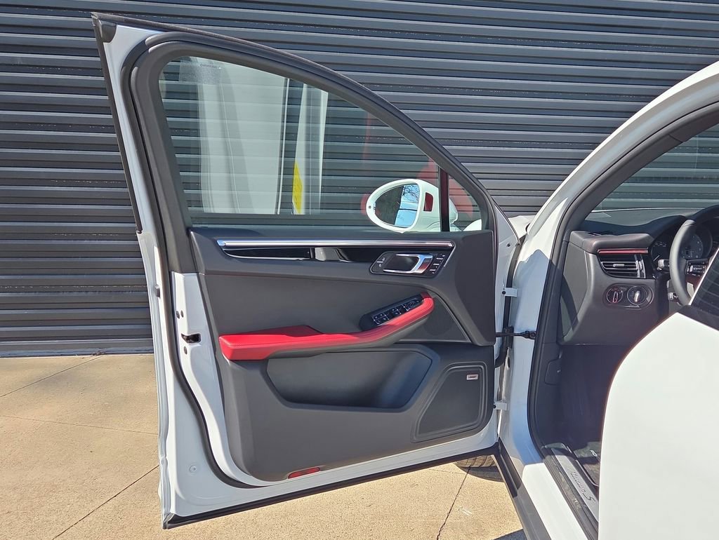 Certified 2025 Porsche Macan S image 6