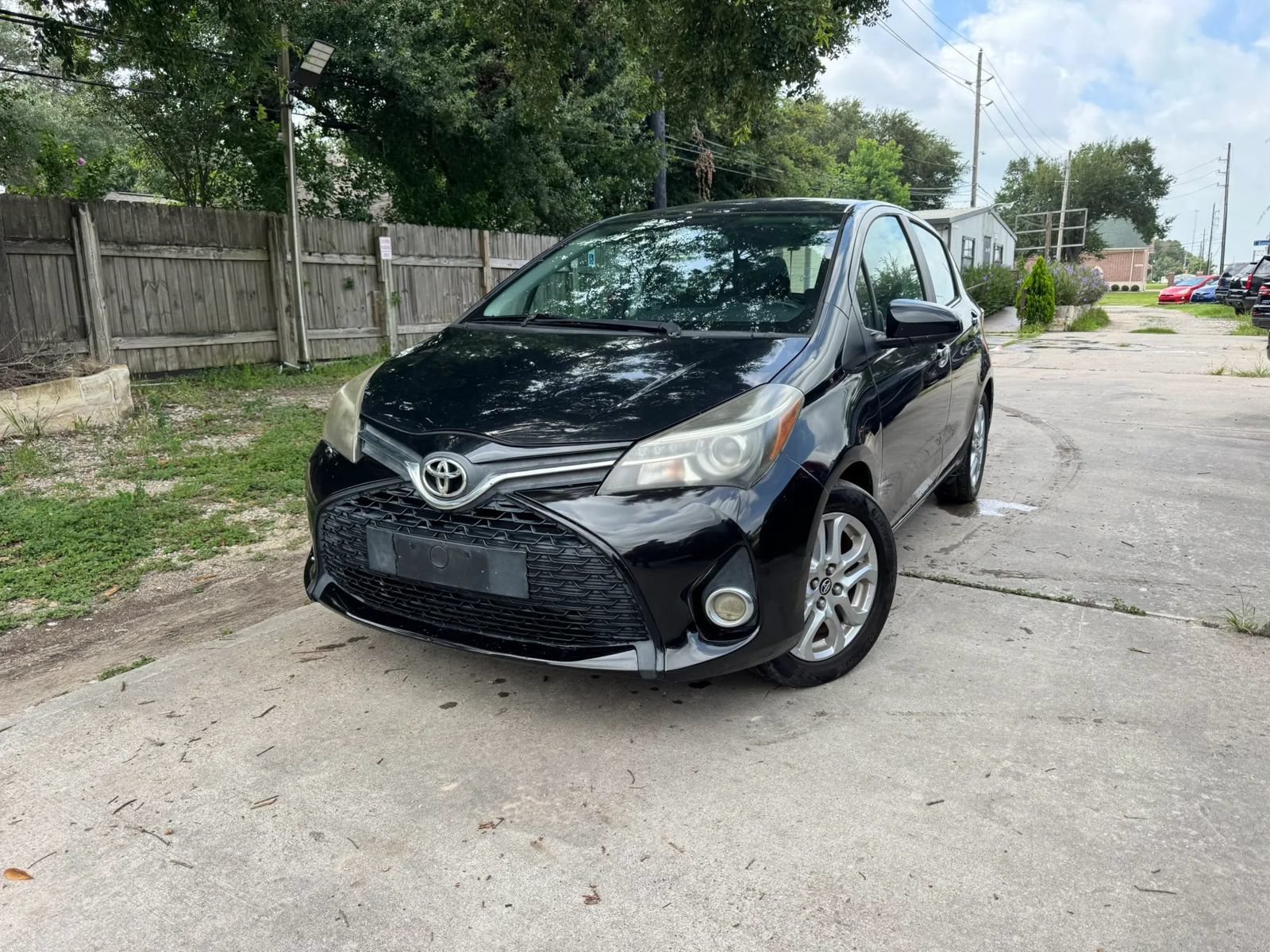 Used 2015 Toyota Yaris SE FWD image 2