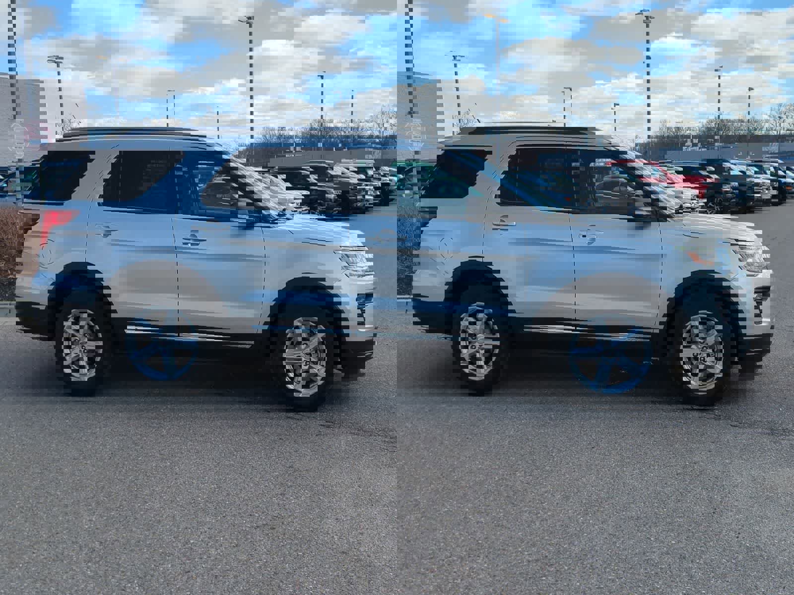 Used 2019 Ford Explorer XLT w/ Equipment Group 201A image 9