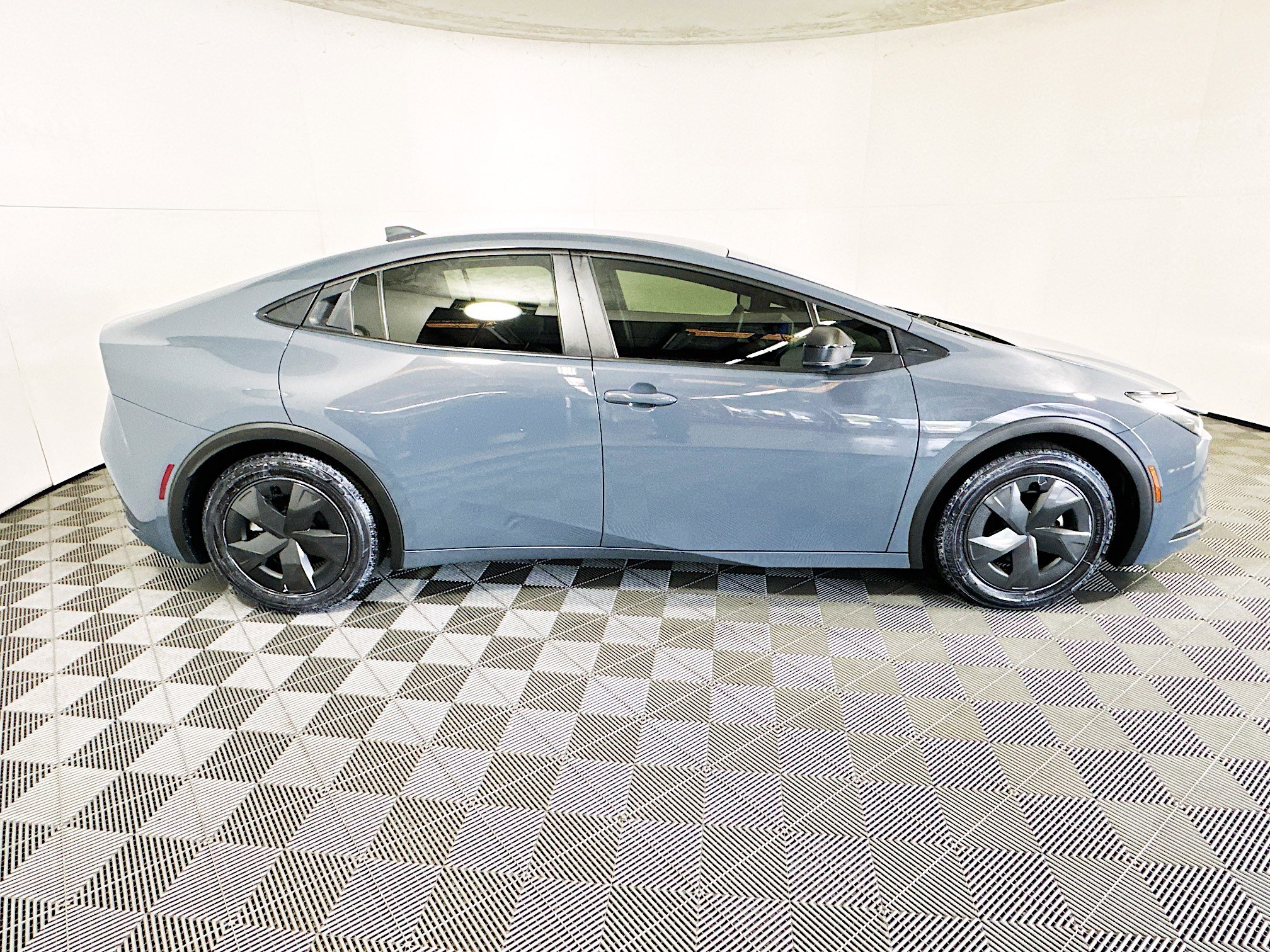 Used 2024 Toyota Prius LE image 2