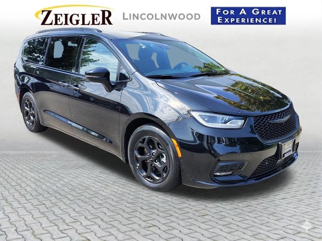 Used 2024 Chrysler Pacifica Premium FWD image 3