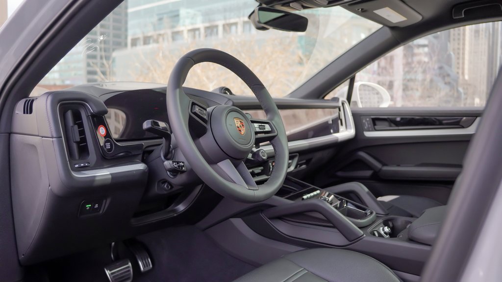 Certified 2025 Porsche Cayenne S image 4