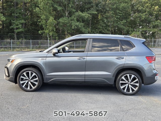 Used 2022 Volkswagen Taos SE FWD image 2