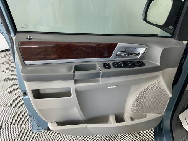 Used 2010 Chrysler Town & Country Touring FWD image 13