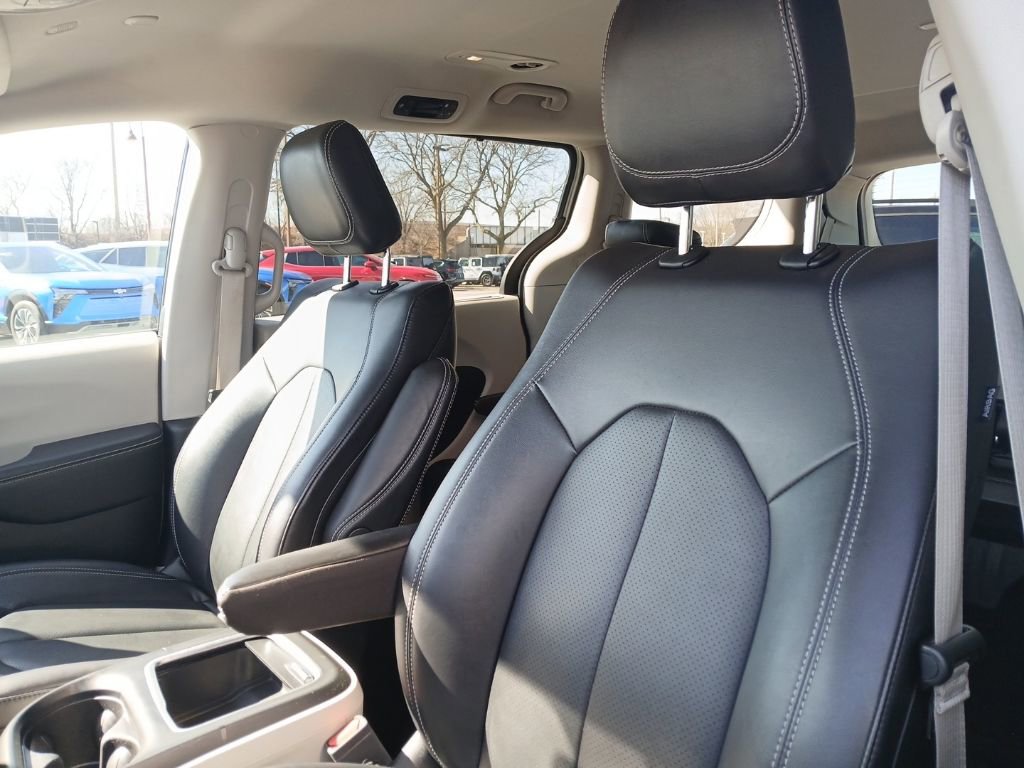 Used 2024 Chrysler Pacifica Touring-L image 14