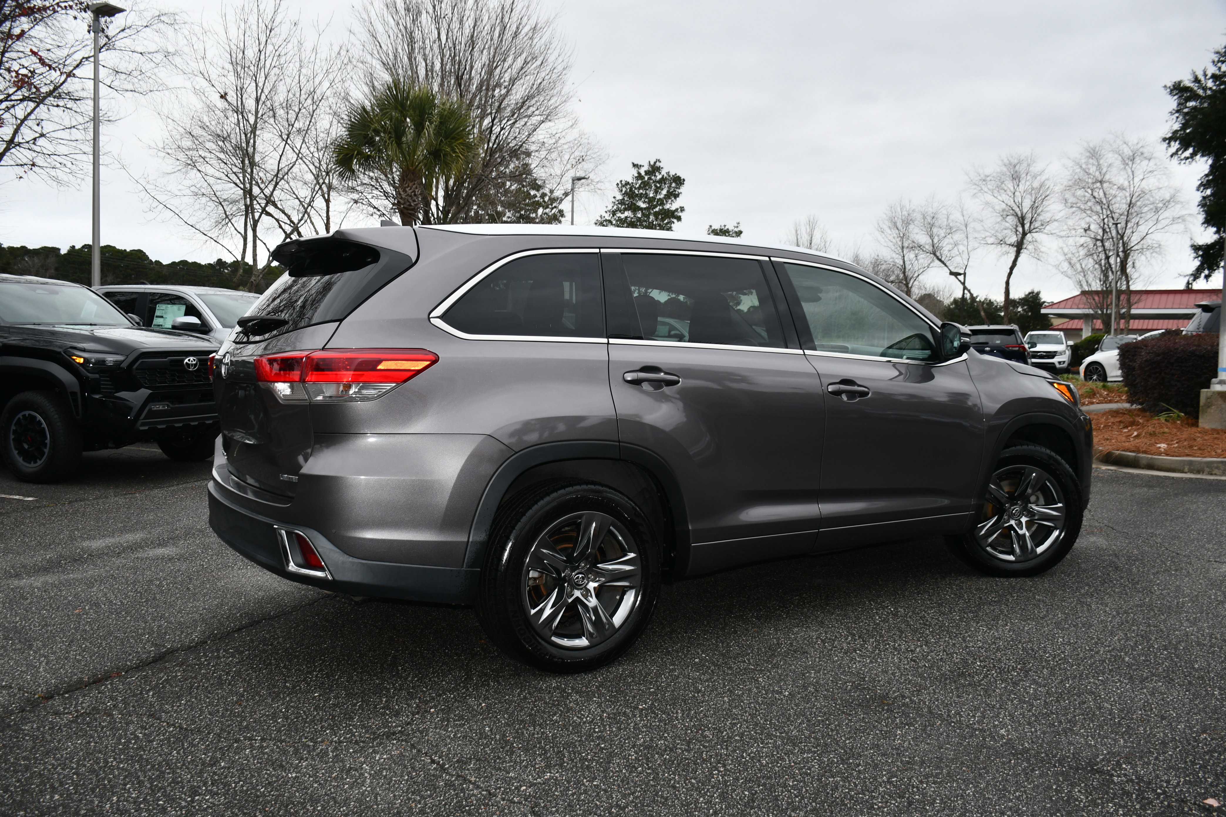 Used 2017 Toyota Highlander Limited Platinum image 6