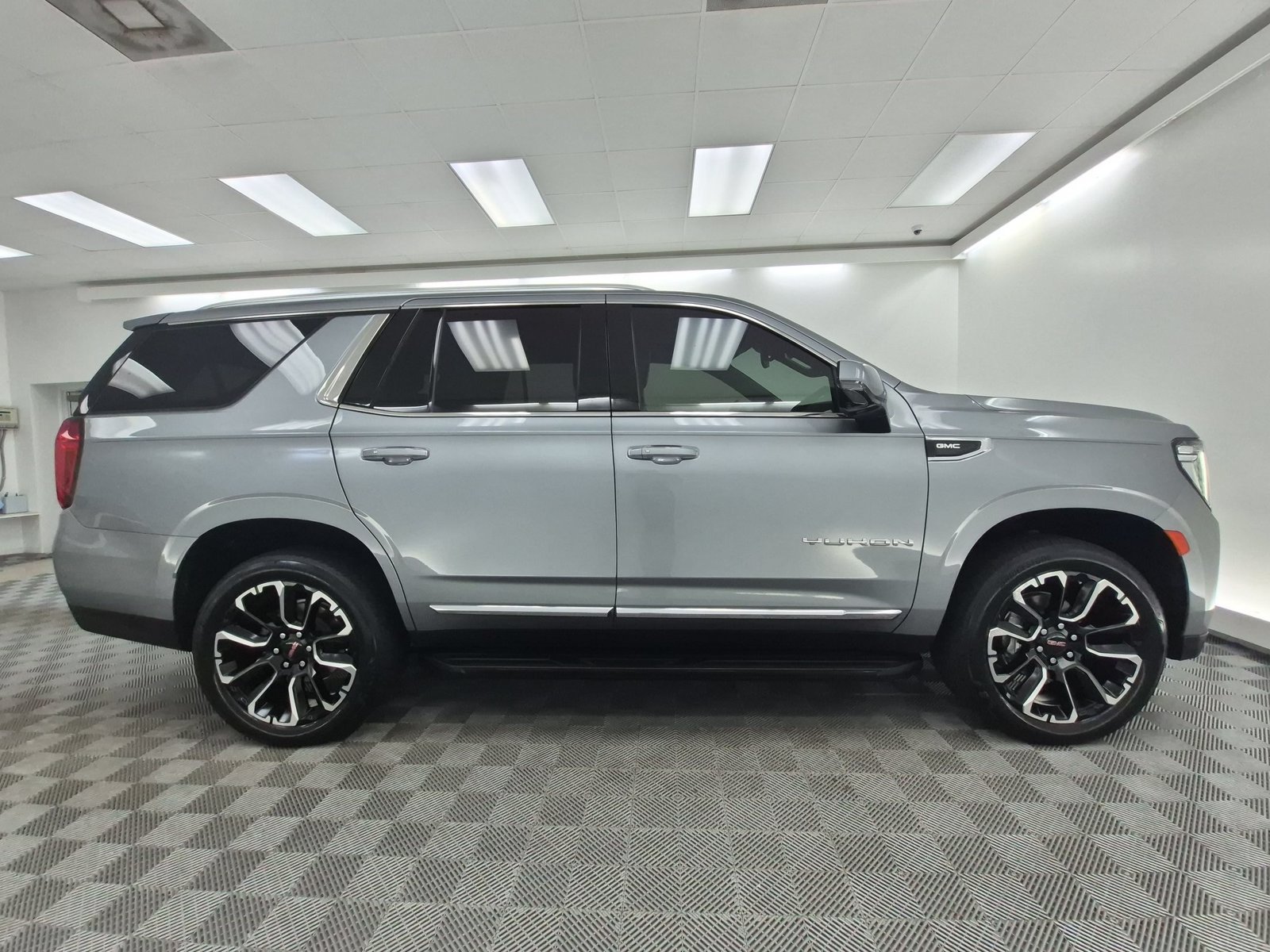 Used 2023 GMC Yukon SLT w/ SLT Premium Package AWD/4WD image 8