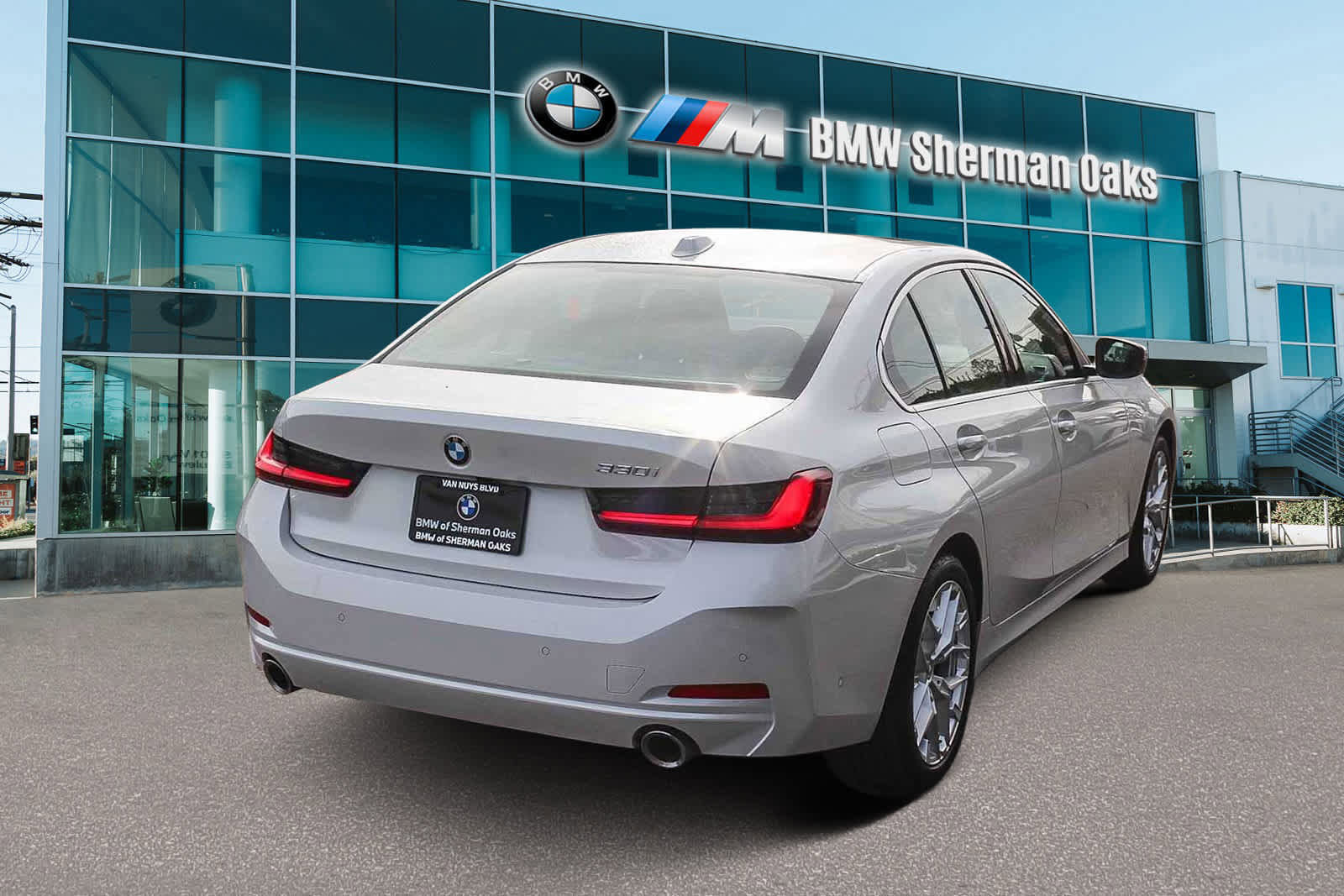 Used 2025 BMW 330i Sedan w/ Premium Package image 4